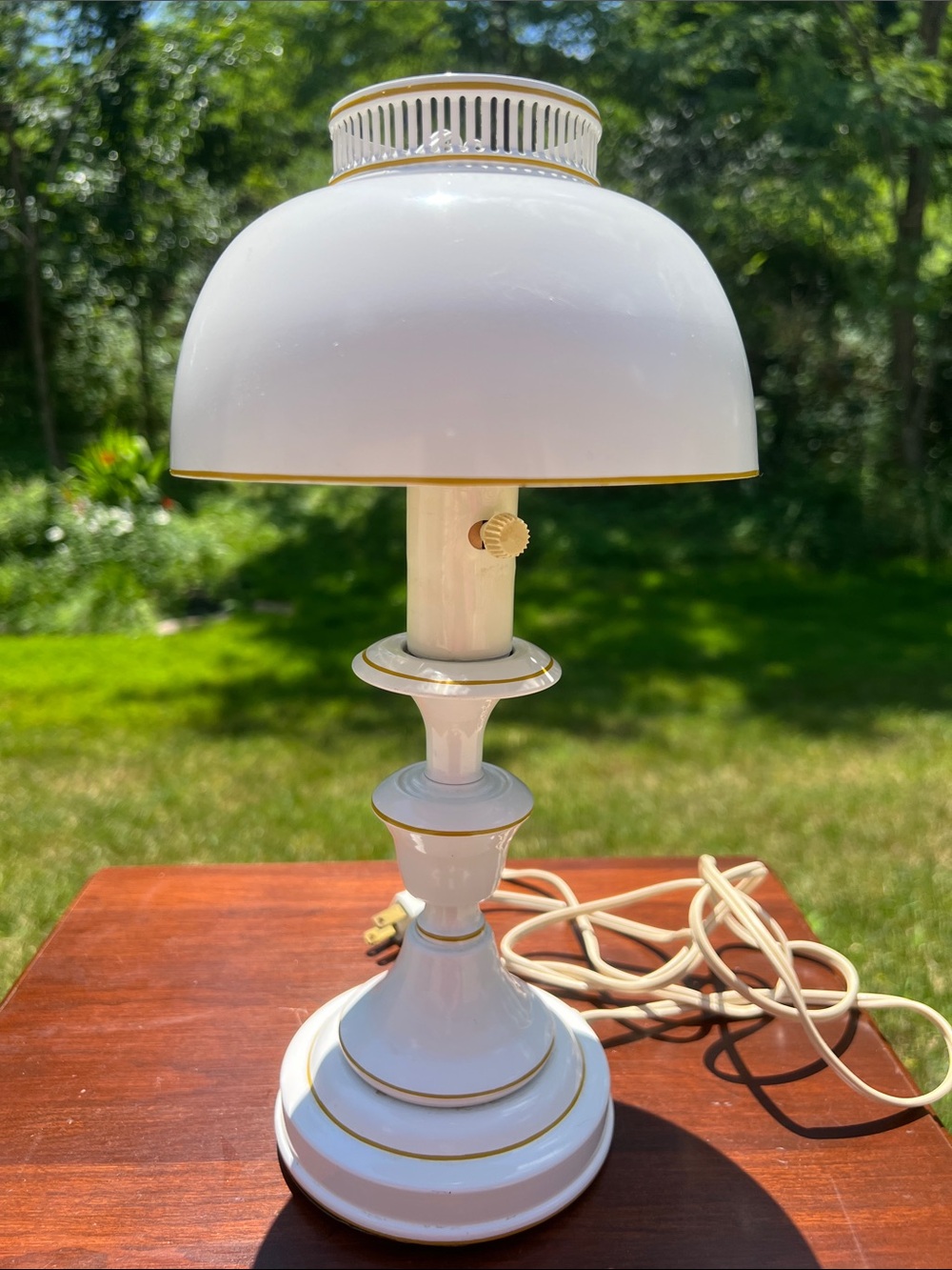 Vintage MCM Underwriters Laboratories Inc. White & Gold Tole Metal Mushroom Lamp
